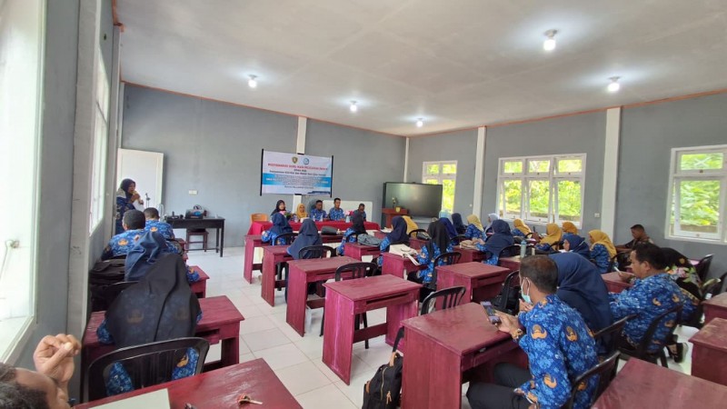 KEPALA SEKOLAH BUKA MGMP PENYUSUNAN SOAL UJIAN BERSTANDAR NASIONAL 2026 DI SMA NEGERI 9 SBT